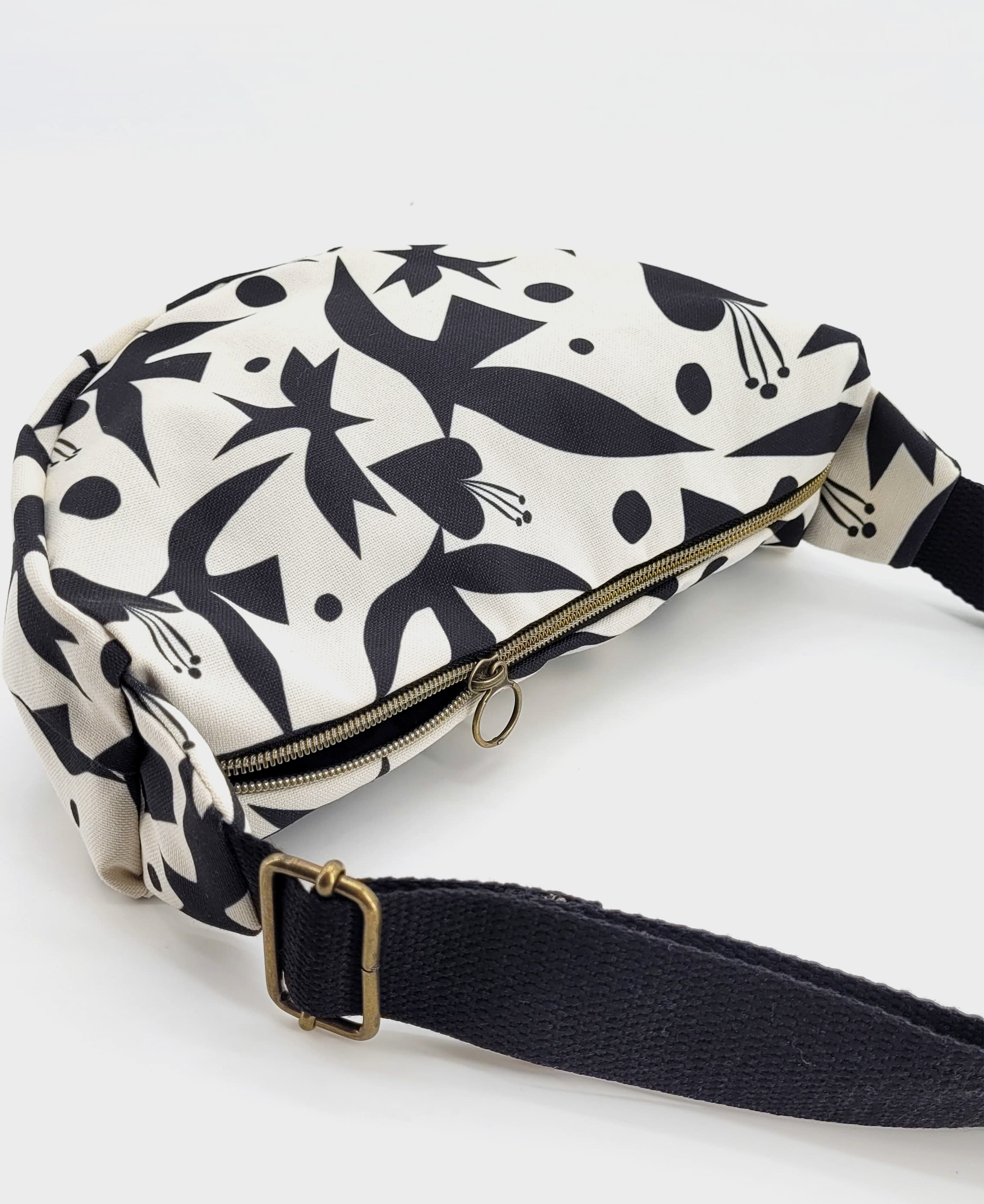 Bandolera semicircular con estampado de pájaros en blanco y negro, hecha en tejido reciclado RPET de la marca mrs Roper.