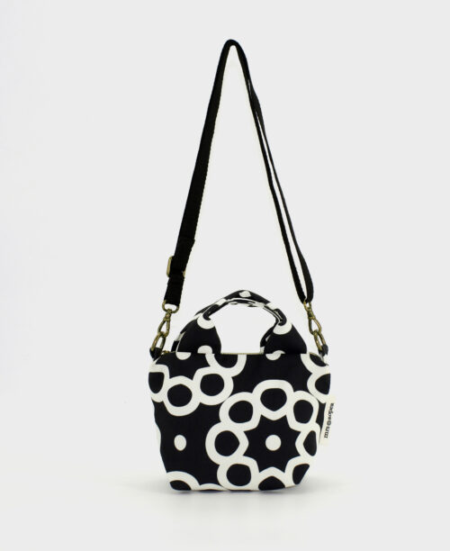 Bolso pequeño de mujer con asas, con estampado geométrico en blanco y negro, realizado en tejido RPET de la marca mrs Roper.