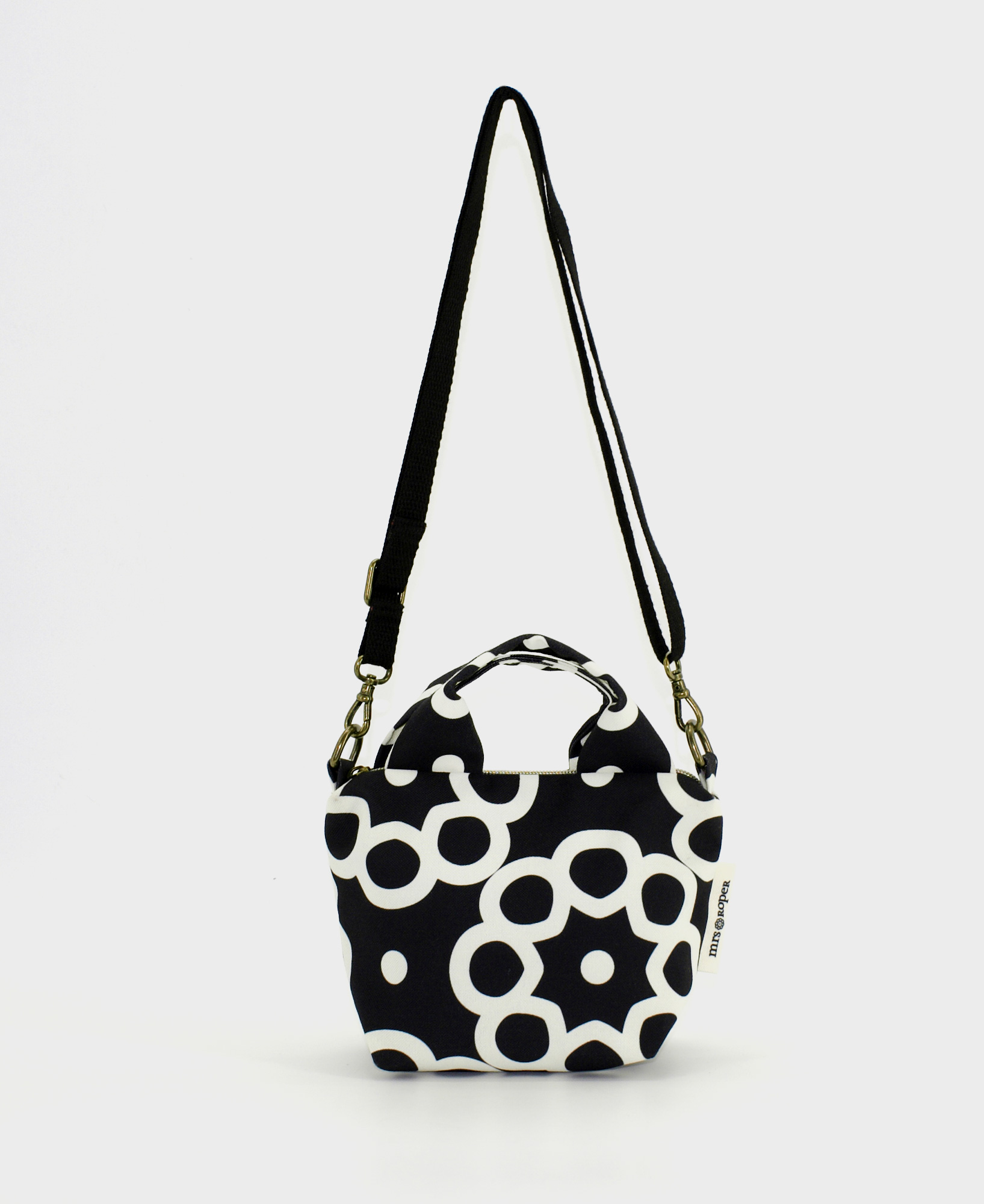 Bolso pequeño de mujer con asas, con estampado geométrico en blanco y negro, realizado en tejido RPET de la marca mrs Roper.