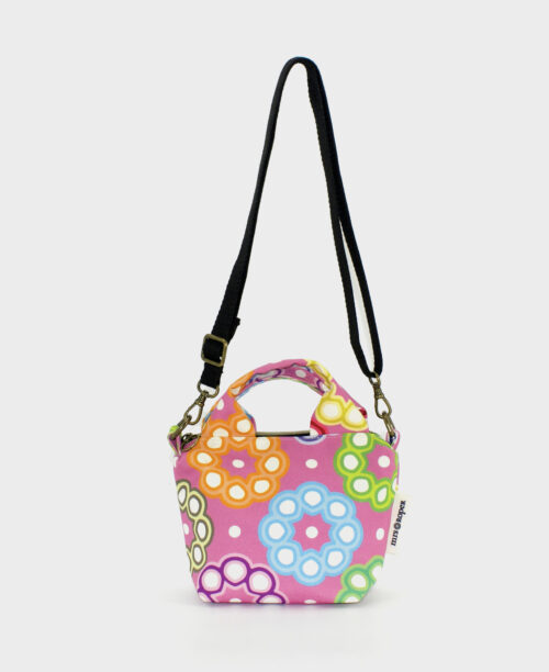 Bolso pequeño de mujer con asas, con estampado geométrico multicolor, realizado en tejido RPET de la marca mrs Roper.