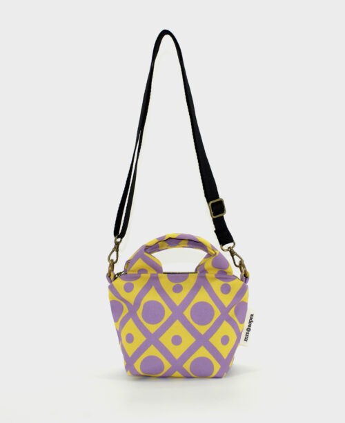Bolso pequeño de mujer con asas, con estampado geométrico amarillo y lila, realizado en tejido RPET de la marca mrs Roper.