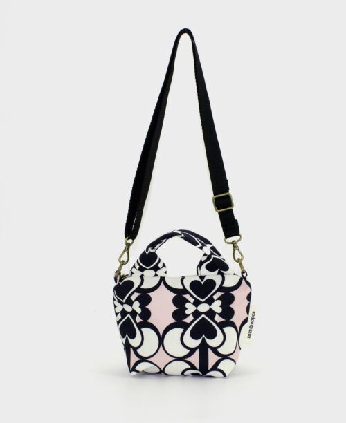 Bolso pequeño de mujer con asas, con estampado geométrico de corazones en rosa, blanco y negro, realizado en tejido RPET de la marca mrs Roper.