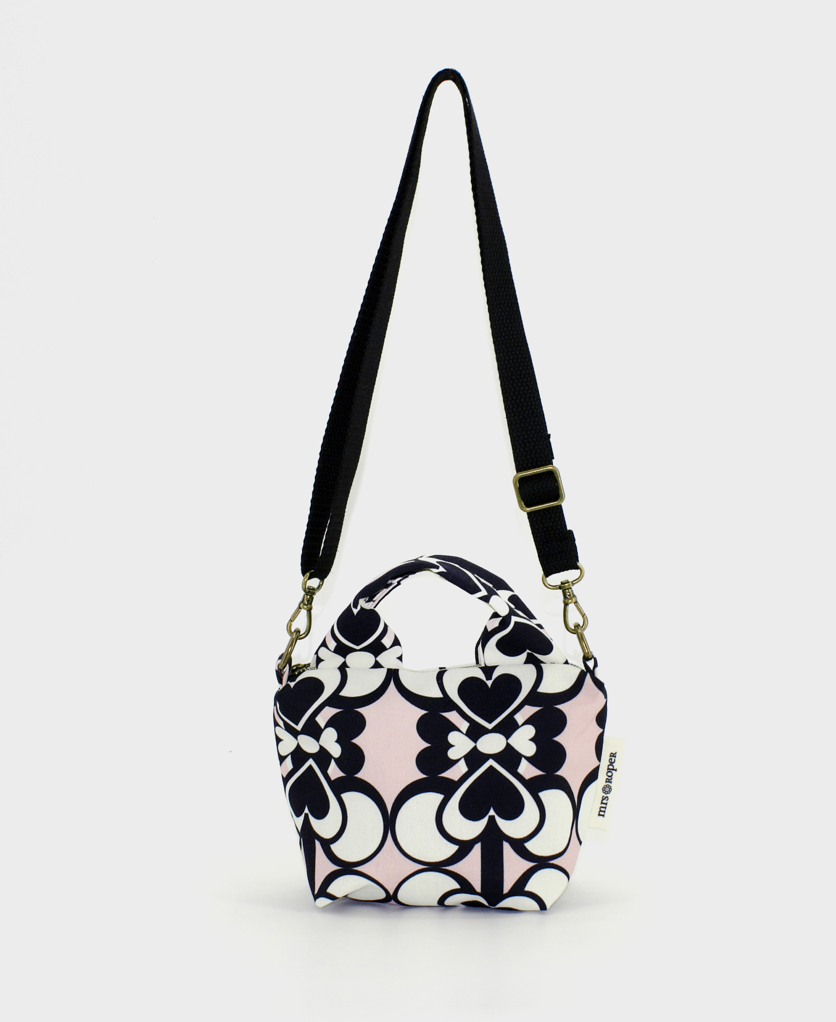 Bolso pequeño de mujer con asas, con estampado geométrico de corazones en rosa, blanco y negro, realizado en tejido RPET de la marca mrs Roper.