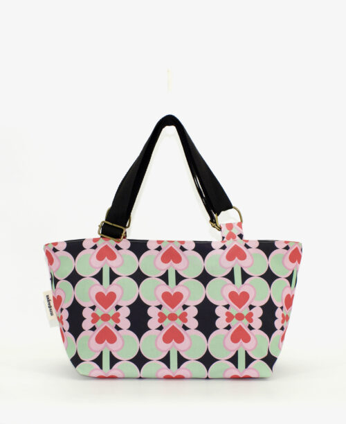 Bolso de hombro de mujer con estampado geométrico de corazones rojas con fondo negro, hecho en tejido reciclado RPET de la marca mrs Roper.