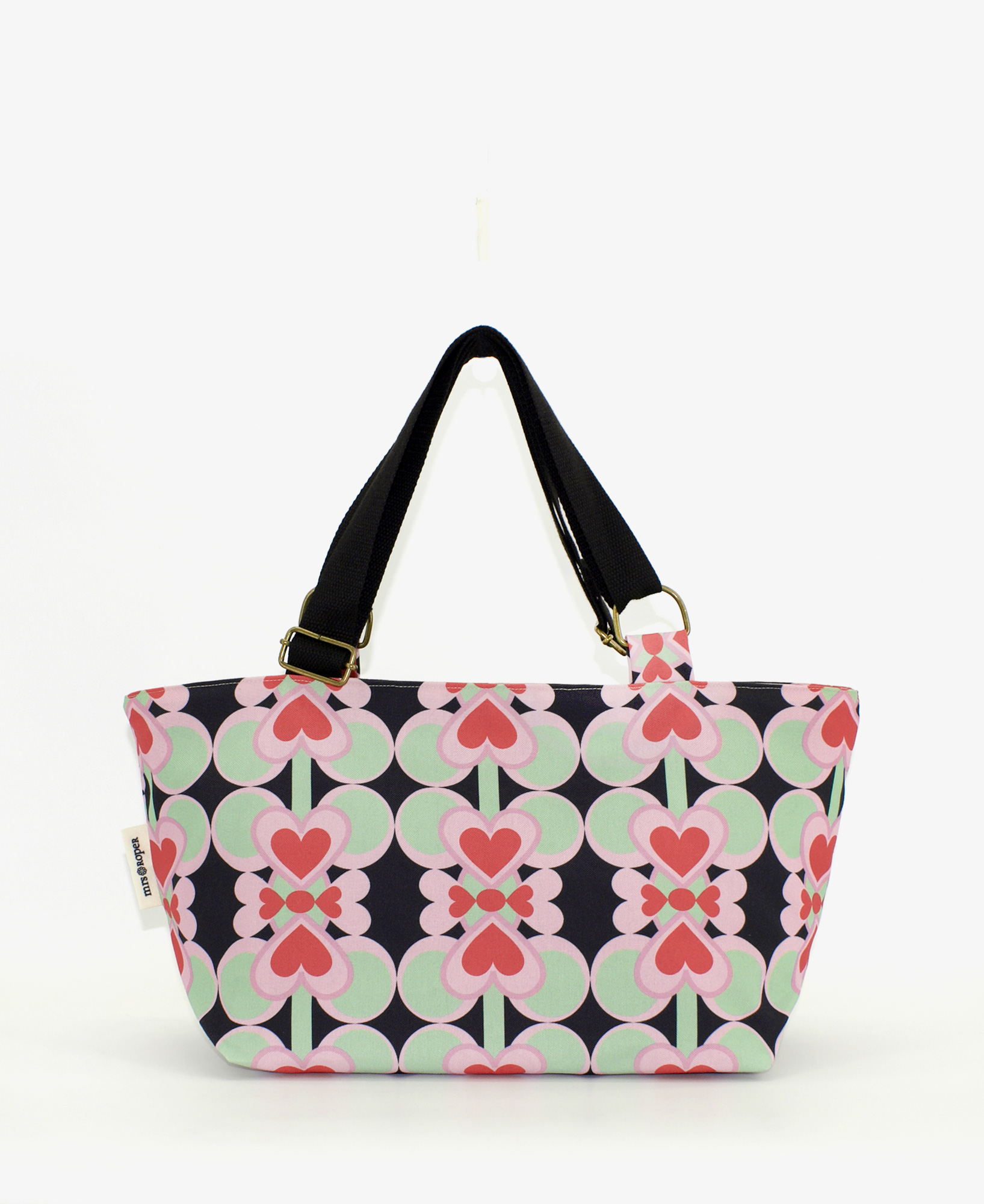 Bolso de hombro de mujer con estampado geométrico de corazones rojas con fondo negro, hecho en tejido reciclado RPET de la marca mrs Roper.