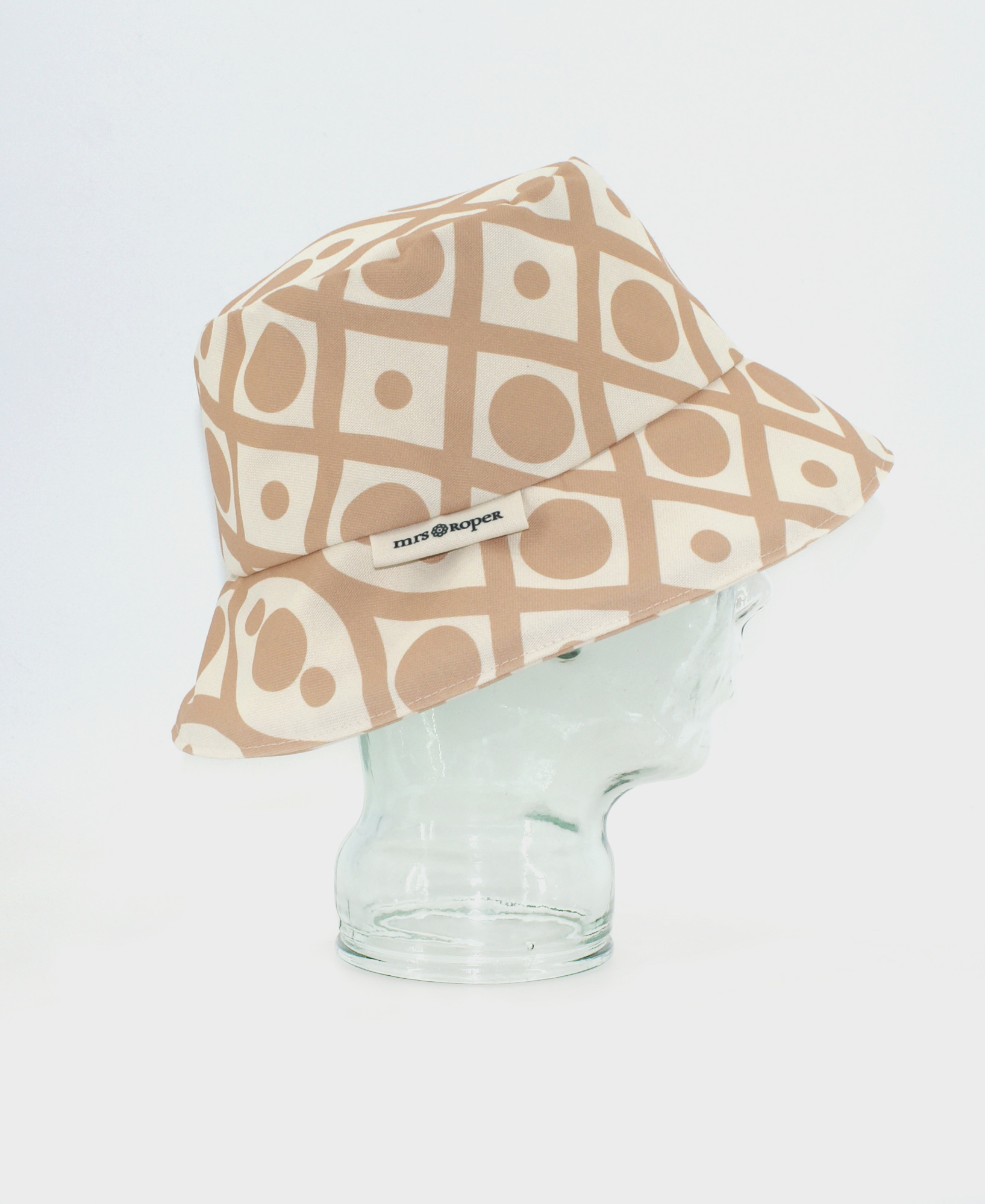 Gorro tipo bucket con estampado geométrico en blanco y beige, hecho en tejido reciclado RPET de la marca mrs Roper.