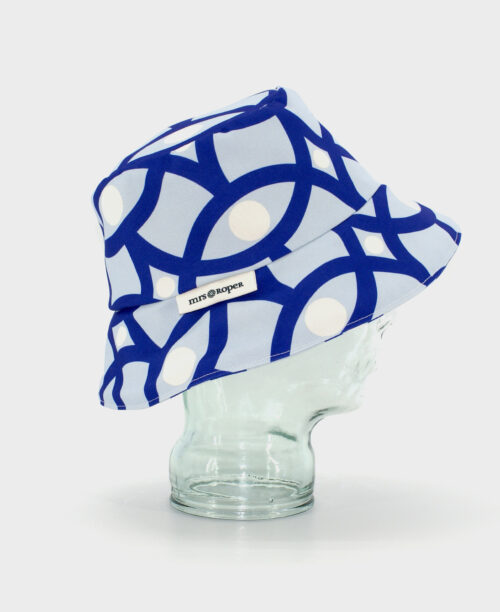 Gorro tipo bucket con estampado geométrico en azul, hecho en tejido reciclado RPET de la marca mrs Roper.