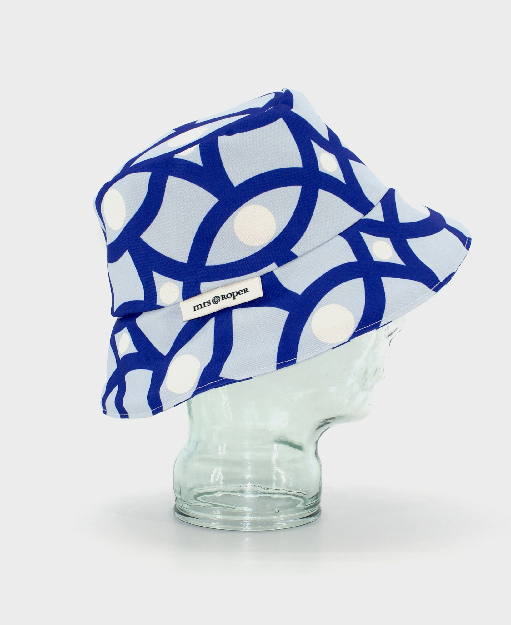 Gorro tipo bucket con estampado geométrico en azul, hecho en tejido reciclado RPET de la marca mrs Roper.