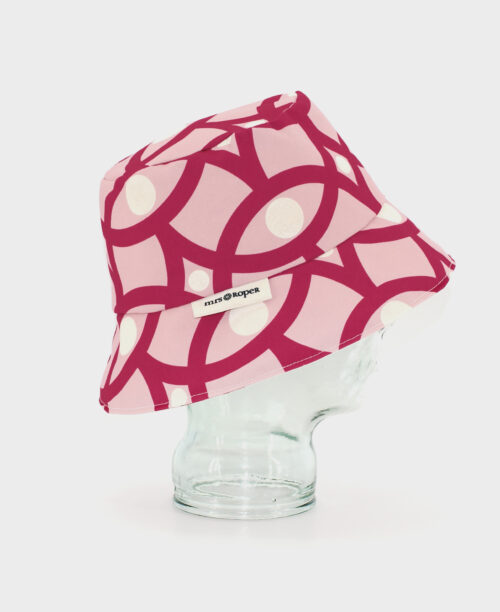 Gorro tipo bucket con estampado geométrico en fucsia y rosa, hecho en tejido reciclado RPET de la marca mrs Roper.