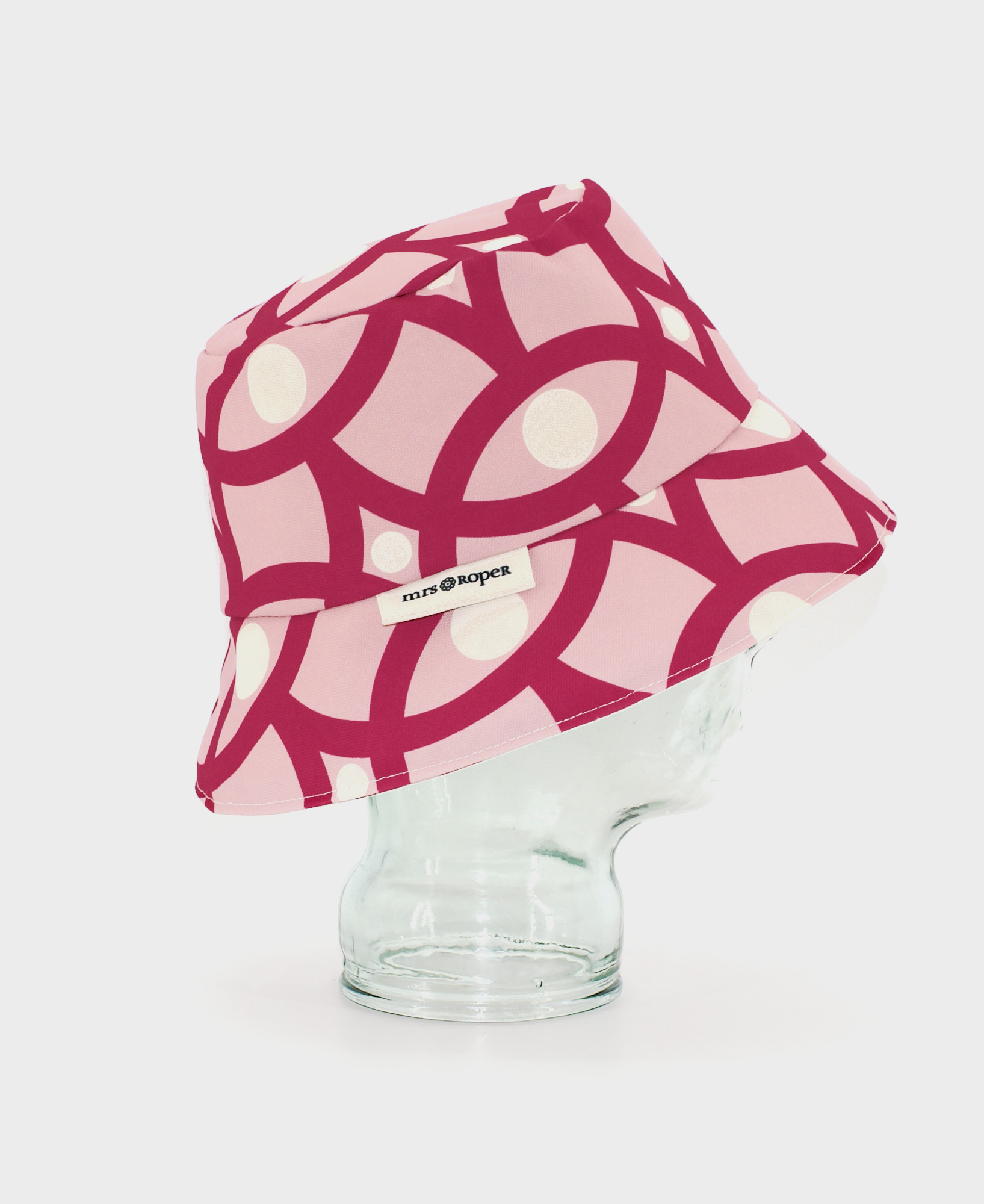 Gorro tipo bucket con estampado geométrico en fucsia y rosa, hecho en tejido reciclado RPET de la marca mrs Roper.