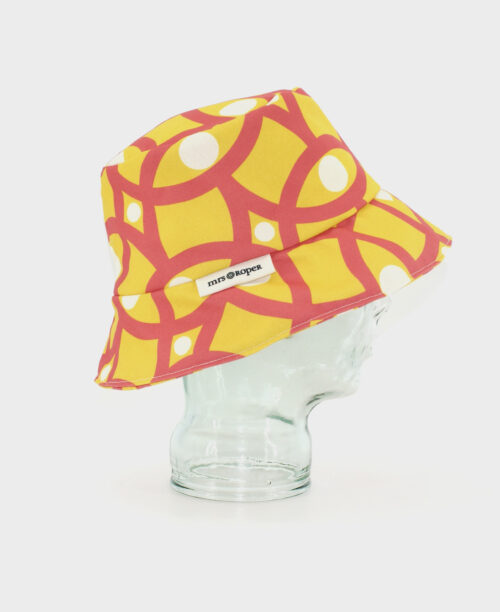 Gorro tipo bucket con estampado geométrico en amarillo, blanco y fucsia hecho en tejido reciclado RPET de la marca mrs Roper.