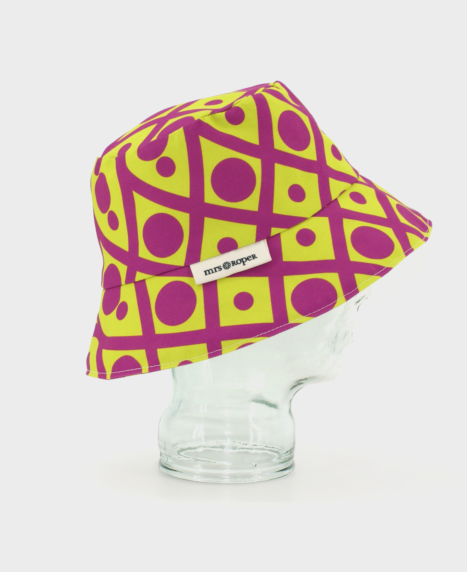 Gorro tipo bucket con estampado geométrico en lima y morado, hecho en tejido reciclado RPET de la marca mrs Roper.