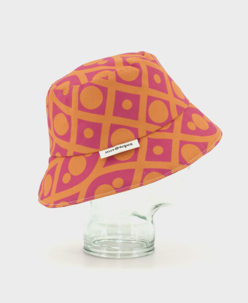 Gorro tipo bucket con estampado geométrico en fucsia y naranja, hecho en tejido reciclado RPET de la marca mrs Roper.
