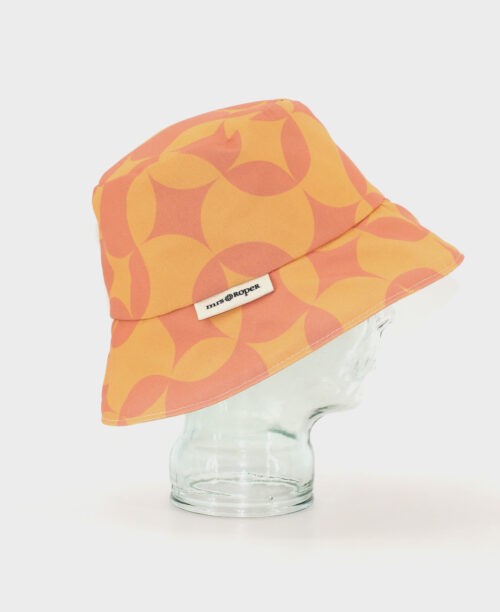 Gorro tipo bucket con estampado geométrico de ondas en color naranja, hecho en tejido reciclado RPET de la marca mrs Roper.