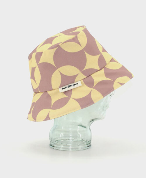 Gorro tipo bucket con estampado geométrico de ondas en color lila y vainilla, hecho en tejido reciclado RPET de la marca mrs Roper.