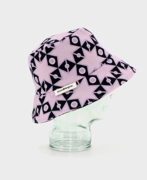 Gorro tipo bucket, con estampado de estrellas geométrico en negro y lila, realizado en tejido reciclado RPET de la marca mrs Roper.