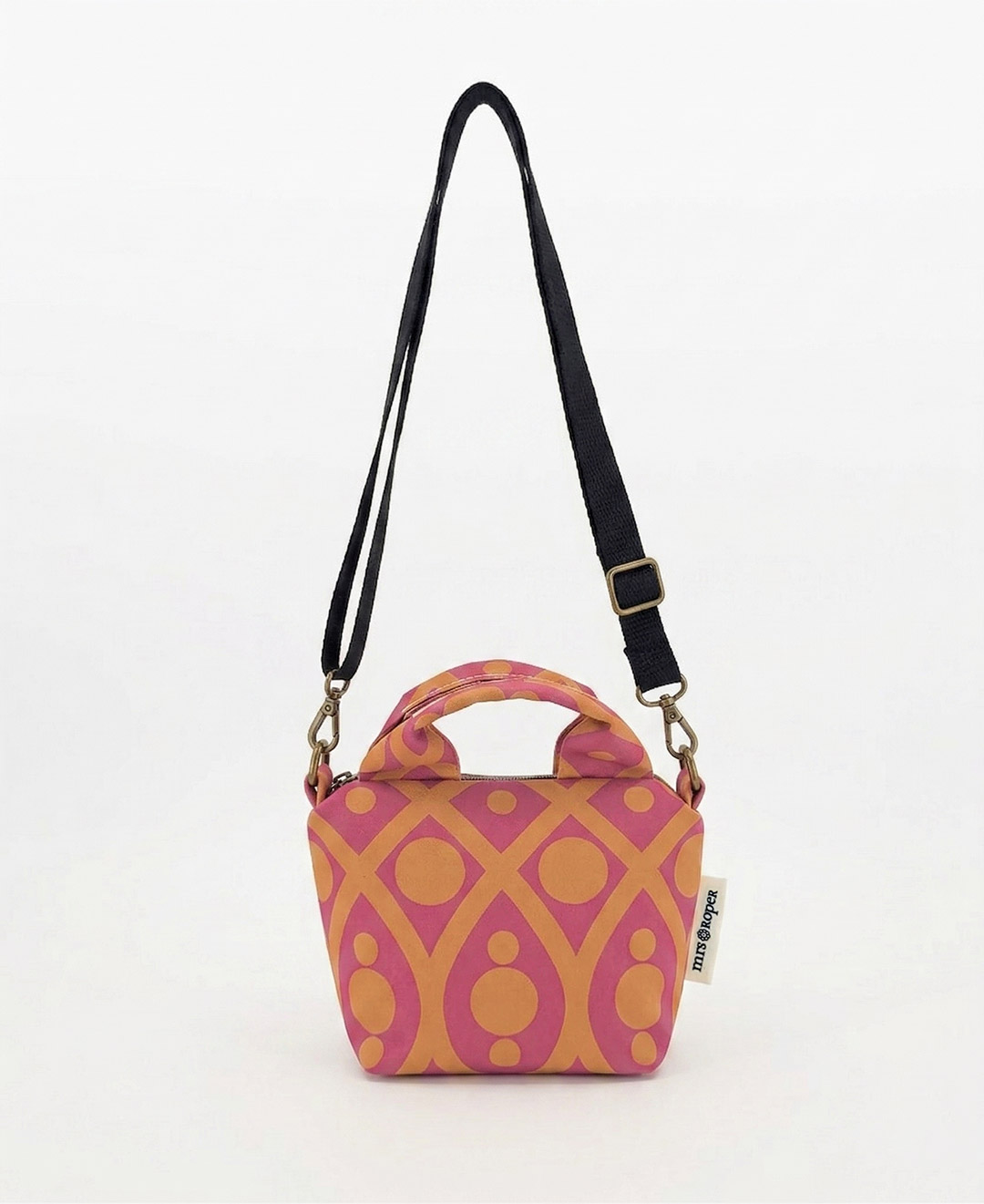 Bolso pequeño con asas, con estampado geométrico de corazones rojo sobre fondo negro, realizado en tejido reciclado RPET, de la marca Mrs. Roper.