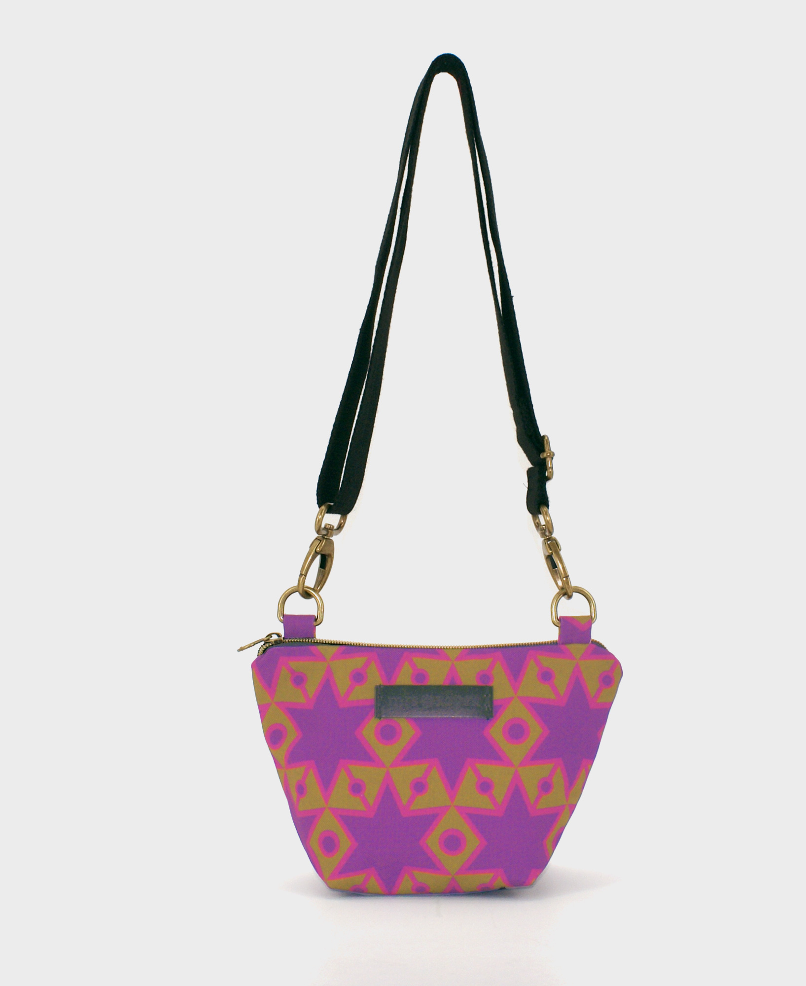 Bandolera pequeña de mujer, realizada en tejido reciclado de botellas de plástico RPET, con estampado geométrico de estrellas en morado y verde de la marca Mrs. Roper.