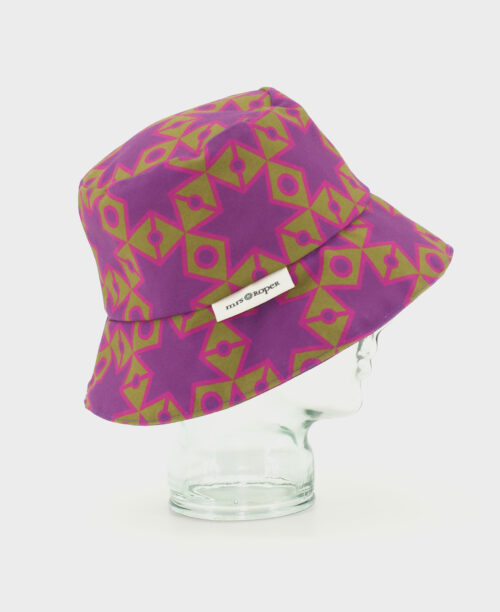 Gorro tipo bucket realizado en tejido reciclado de botellas de plástico RPET, con estampado geométrico de estrellas moradas sobre fondo verde, de la marca Mrs. Roper.