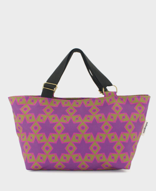 Bolso de hombro de mujer mediano, realizado en tejido reciclado RPET con estampado geométrico de estrellas moradas sobre fondo verde de la marca Mrs. Roper.