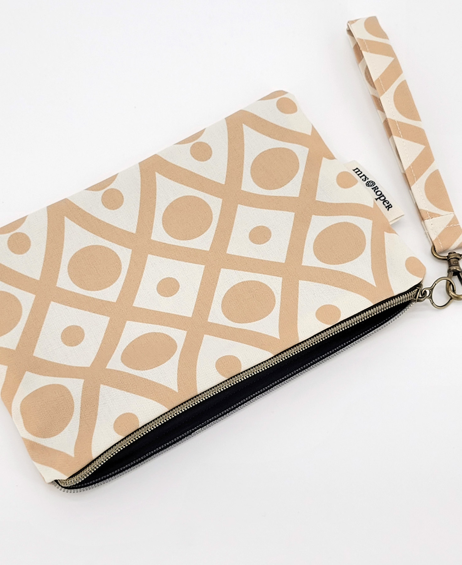 Bolso de mano con asa en tejido reciclado RPET, con estampado geométrico en beige y blanco de la marca Mrs. Roper.