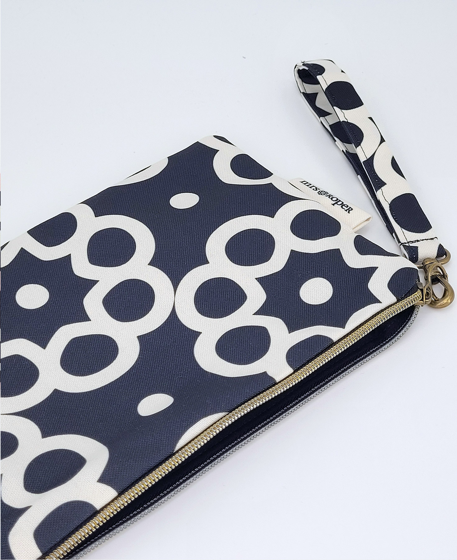 Bolso de mano con asa en tejido reciclado RPET, con estampado geométrico en negro y blanco de la marca Mrs. Roper.
