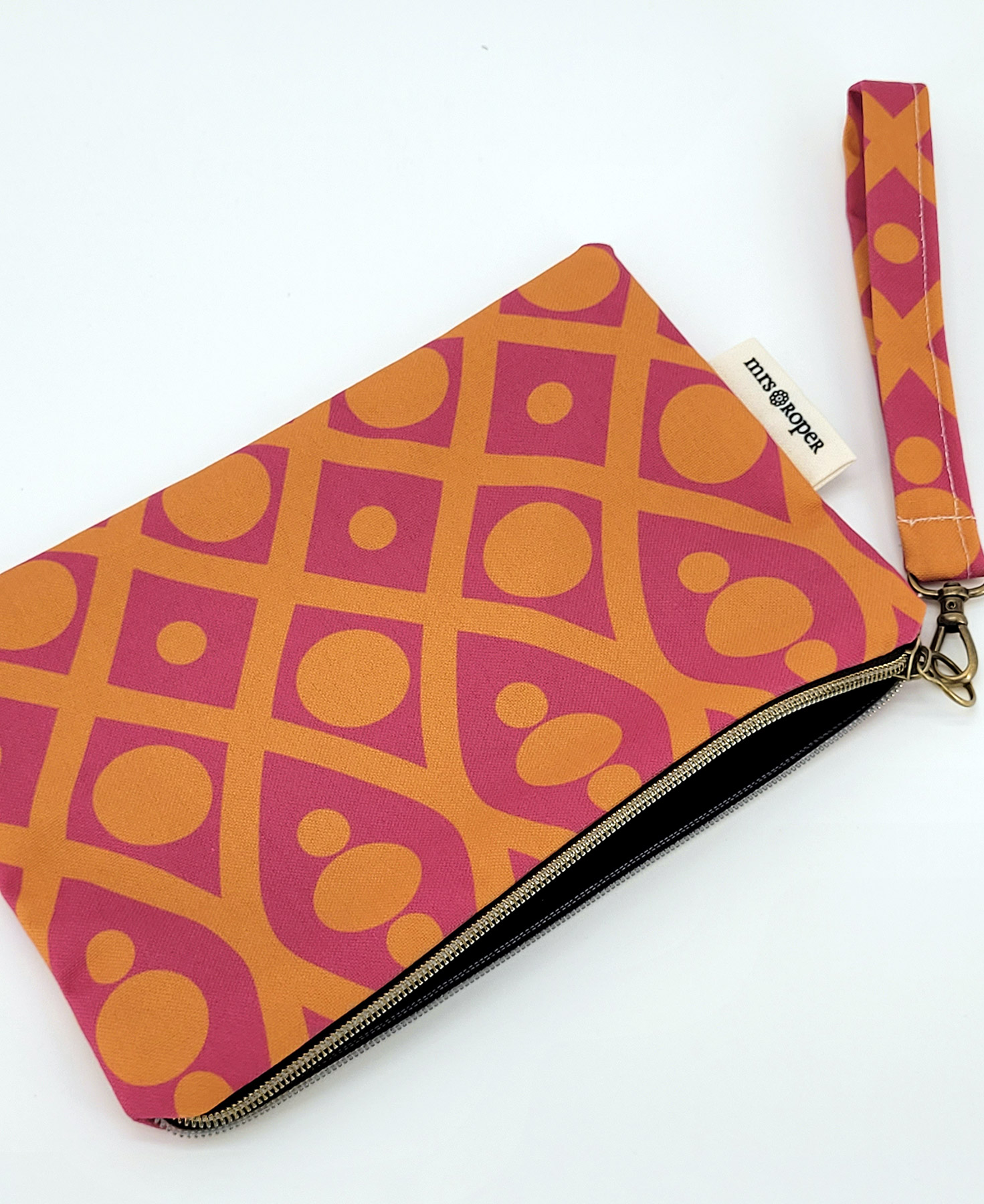 Bolso de mano con asa en tejido reciclado RPET, con estampado geométrico en fucsia y naranja de la marca Mrs. Roper.