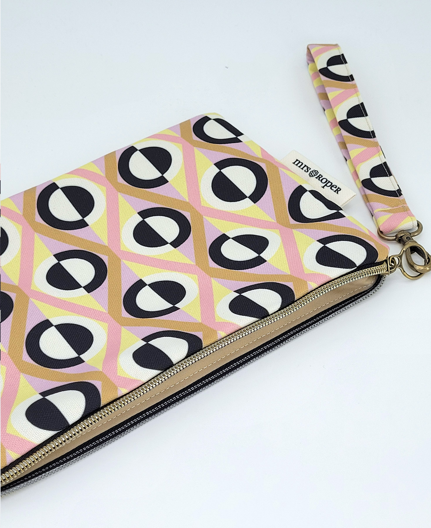 Bolso de mano con asa en tejido reciclado RPET, con estampado geométrico rombos y rayas en color blanco, negro, beige y rosa de la marca Mrs. Roper.