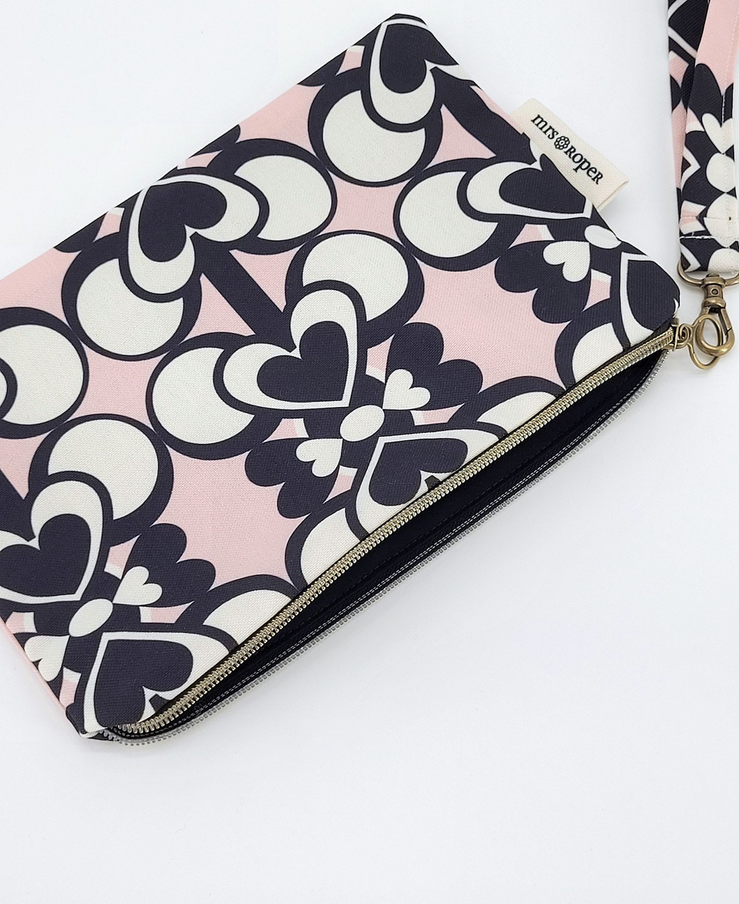 Bolso de mano con asa en tejido reciclado RPET, con estampado geométrico de corazones blanco y negro con fondo rosa de la marca Mrs. Roper.