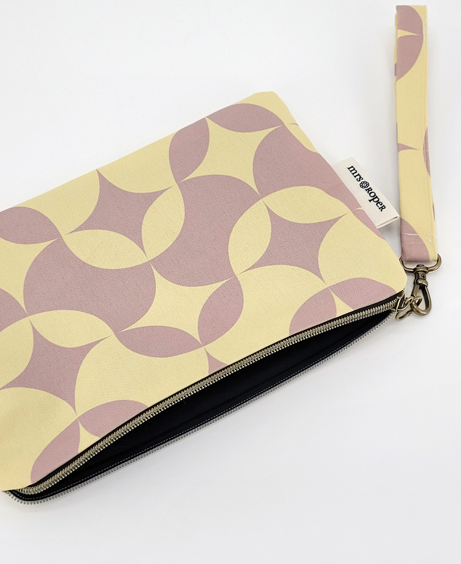 Bolso de mano con asa en tejido reciclado RPET, con estampado geométrico de ondas lila y vainilla de la marca Mrs. Roper.