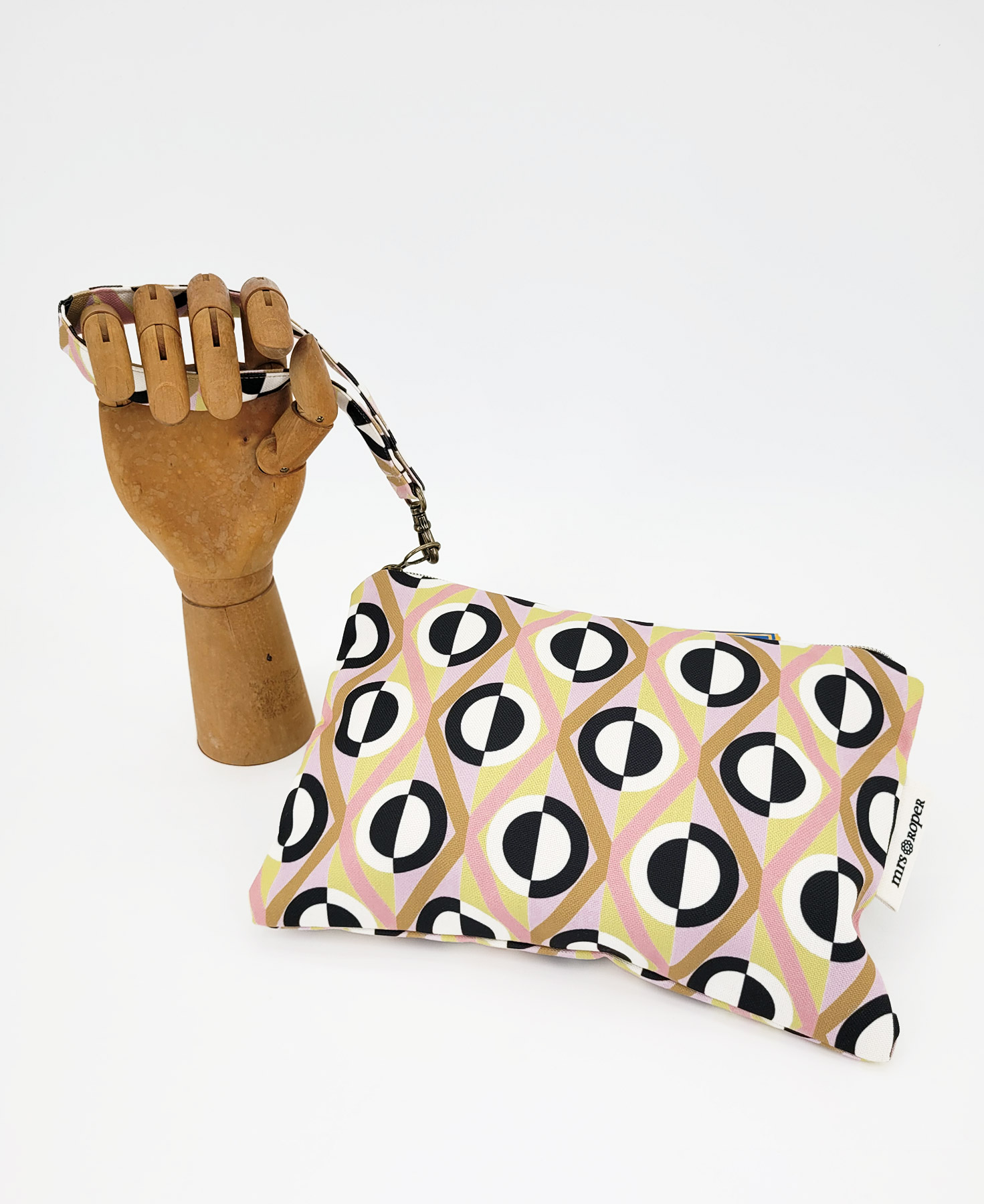 Bolso de mano con asa en tejido reciclado RPET, con estampado geométrico de rombos y rayas en blanco, negro, rosa y beige de la marca Mrs. Roper.