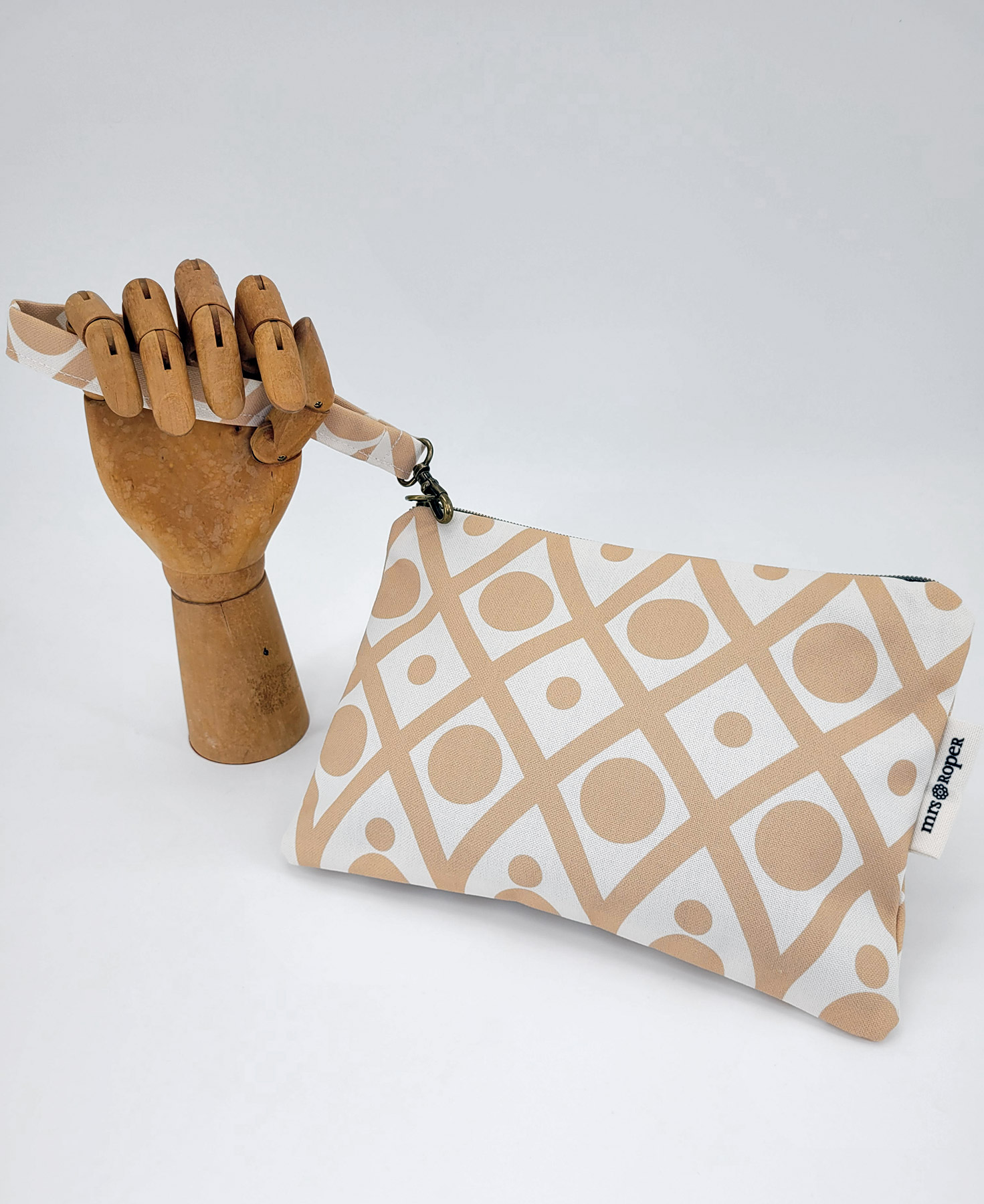 Bolso de mano con asa en tejido reciclado RPET, con estampado geométrico en blanco y beige de la marca Mrs. Roper.