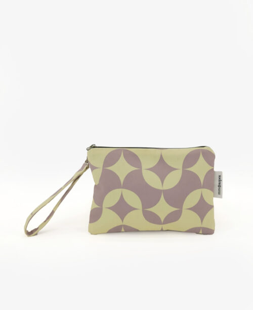 Bolso de mano con asa en tejido reciclado RPET, con estampado geométrico de ondas en lila y vainilla de la marca Mrs. Roper.