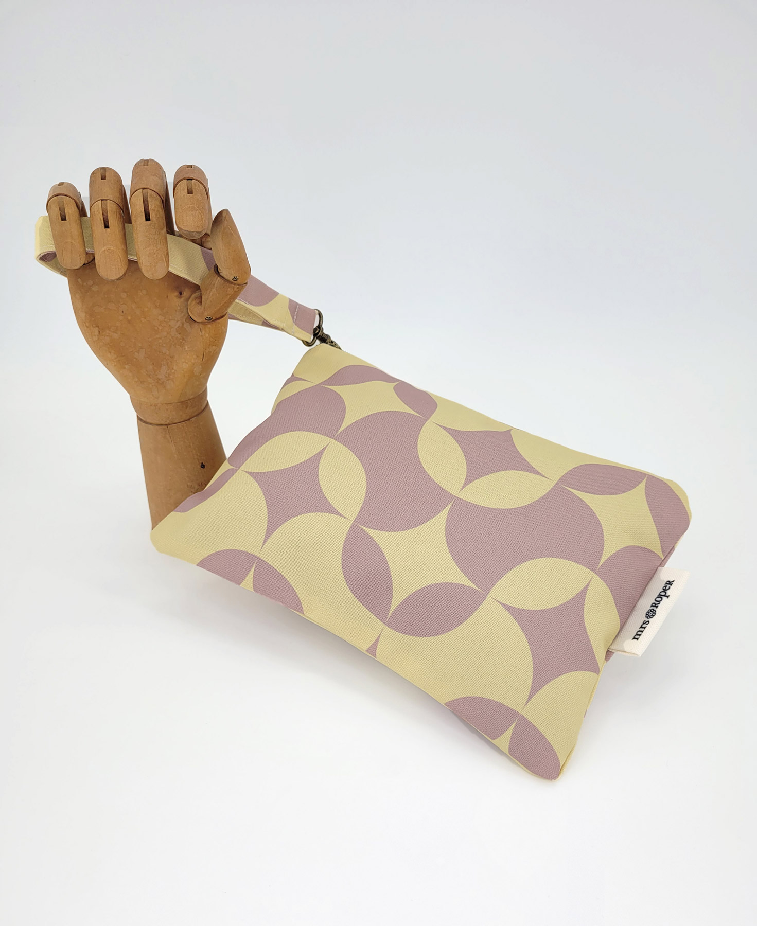 Bolso de mano con asa en tejido reciclado RPET, con estampado geométrico de ondas en lila y vainilla de la marca Mrs. Roper.