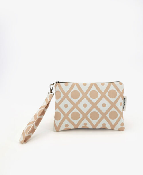 Bolso de mano con asa en tejido reciclado RPET, con estampado geométrico en beige y blanco de la marca Mrs. Roper.