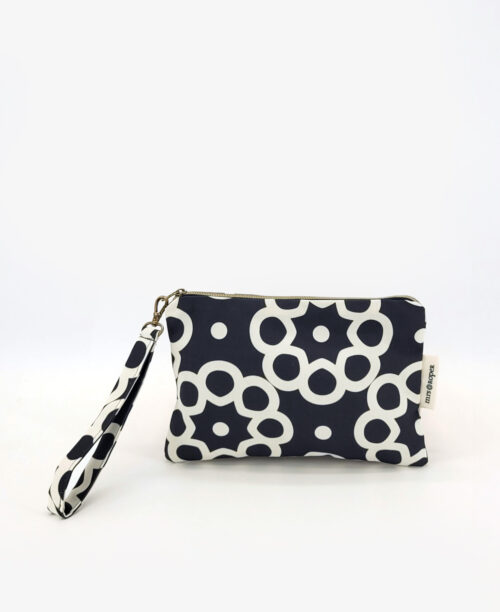 Bolso de mano con asa en tejido reciclado RPET, con estampado geométrico en negro y blanco de la marca Mrs. Roper.