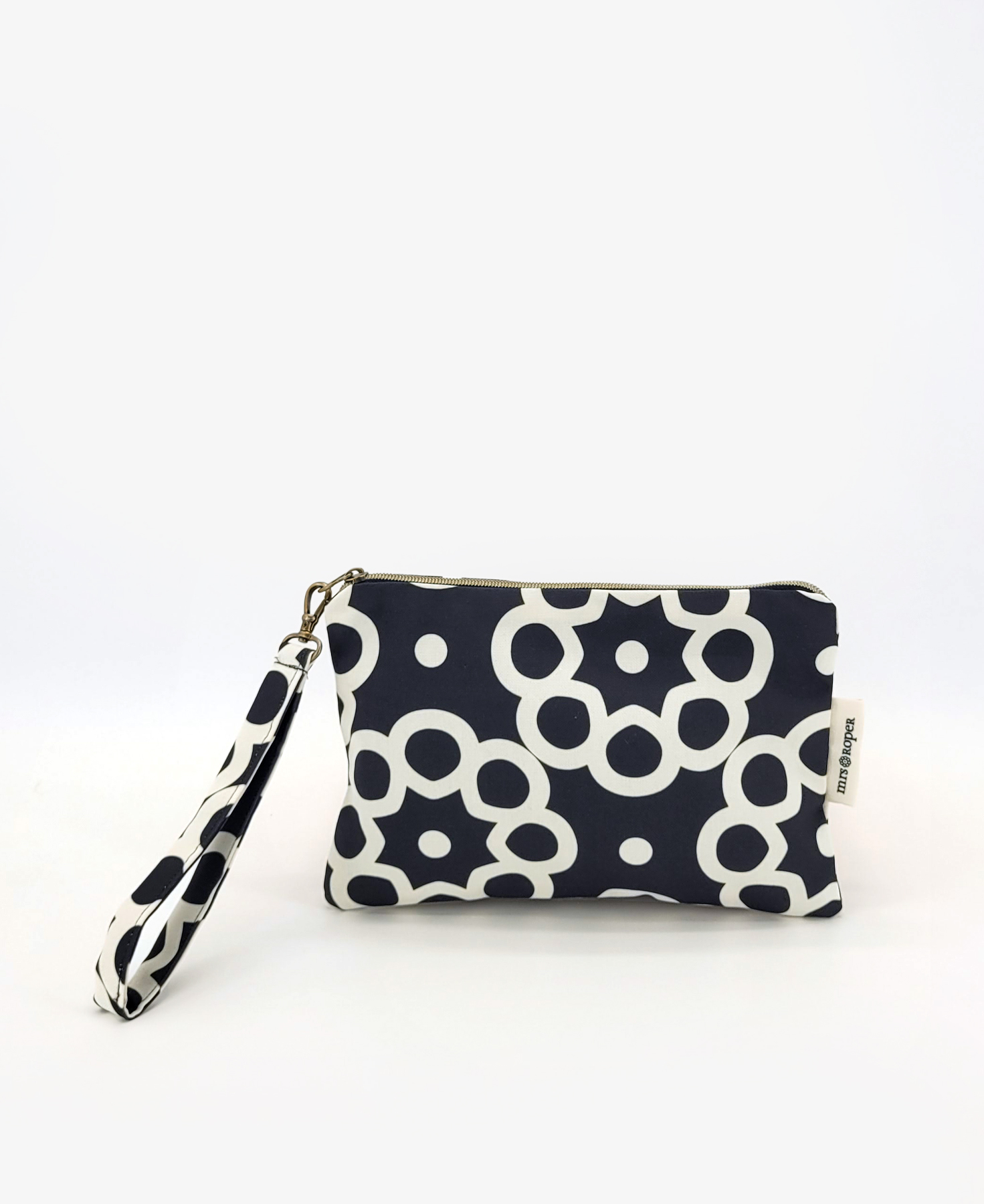 Bolso de mano con asa en tejido reciclado RPET, con estampado geométrico en negro y blanco de la marca Mrs. Roper.