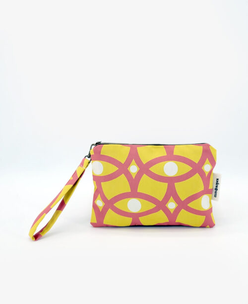 Bolso de mano con asa en tejido reciclado RPET, con estampado geométrico en amarillo, salmón y blanco de la marca Mrs. Roper.