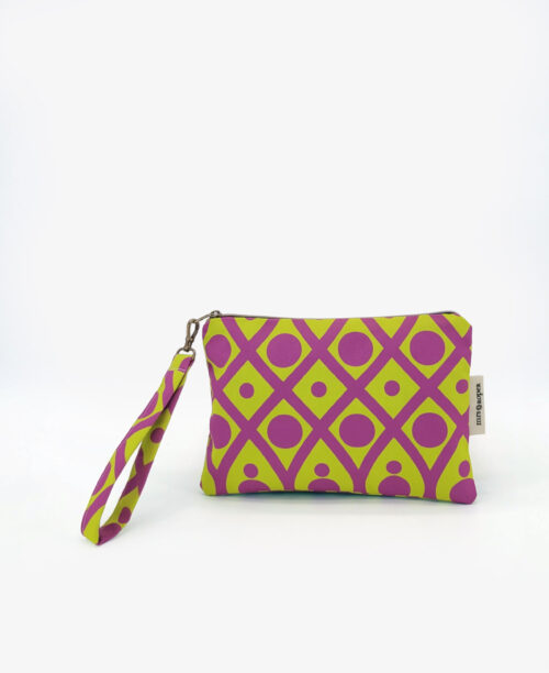 Bolso de mano con asa en tejido reciclado RPET, con estampado geométrico en lima y morado de la marca Mrs. Roper.