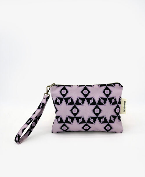 Bolso de mano con asa en tejido reciclado RPET, con estampado geométrico de estrellas en lila y negro de la marca Mrs. Roper.