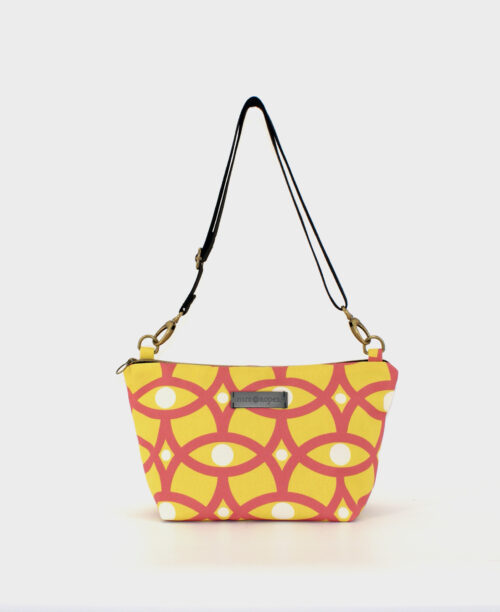Bandolera de mujer mediana, realizada en tejido reciclado de botellas de plástico RPET, con estampado geométrico de fondo amarillo, de la marca Mrs. Roper