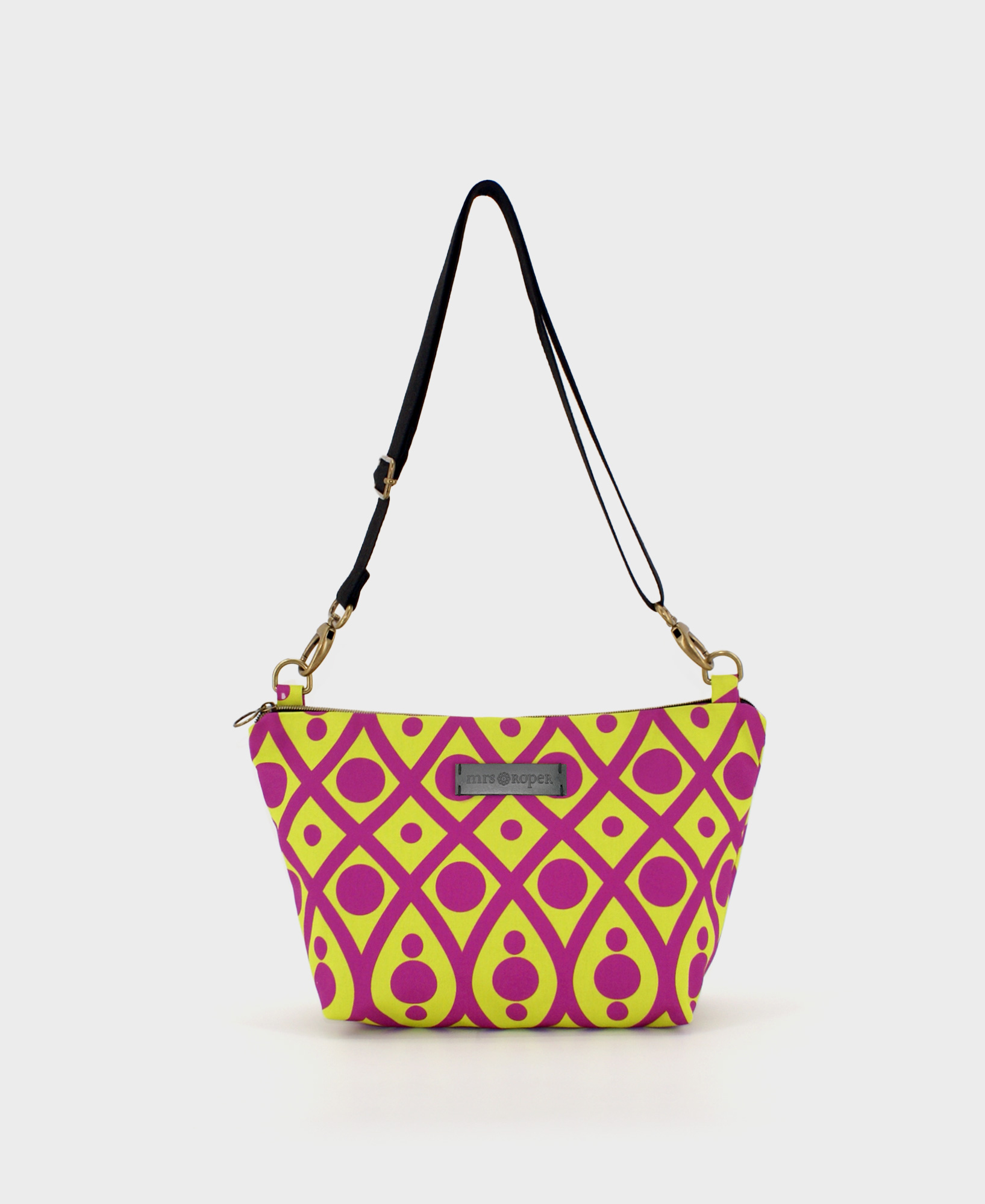 Bandolera mediana de mujer, realizada en tejido reciclado de botellas de plástico RPET, con estampado geométrico en lima y morado, de la marca Mrs. Roper.