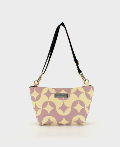 Bandolera mediana de mujer, realizada en tejido reciclado de botellas de plástico RPET, con estampado geométrico de ondas en vainilla y lila de la marca Mrs. Roper.