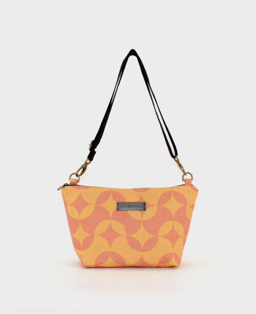 Bandolera mediana de mujer, realizada en tejido reciclado de botellas de plástico RPET, con estampado geométrico de ondas en color naranja, de la marca Mrs. Roper.
