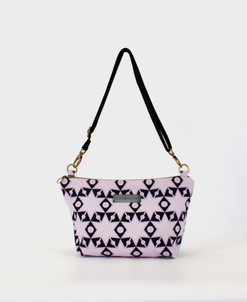 Bandolera de mujer mediana, realizada en tejido reciclado de botellas de plástico RPET, con estampado geométrico de estrellas en lila y negro, de la marca Mrs. Roper