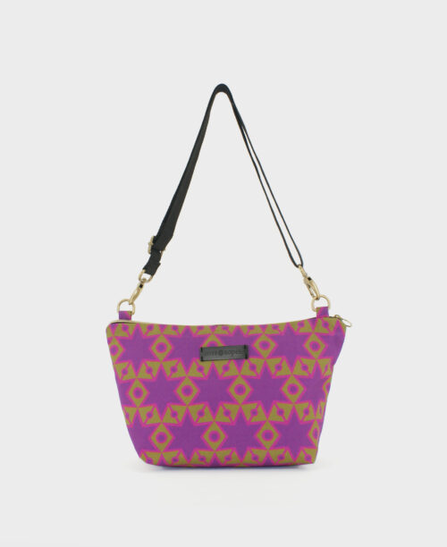 Bandolera mediana de mujer, realizada en tejido reciclado de botellas de plástico RPET, con estampado geométrico de estrellas en morado y verde, de la marca Mrs. Roper.