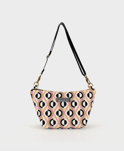Bandolera mediana de mujer, realizada en tejido reciclado de botellas de plástico RPET, con estampado geométrico de rombos y rayas en color blanco, negro, rosa y beige, de la marca Mrs. Roper.
