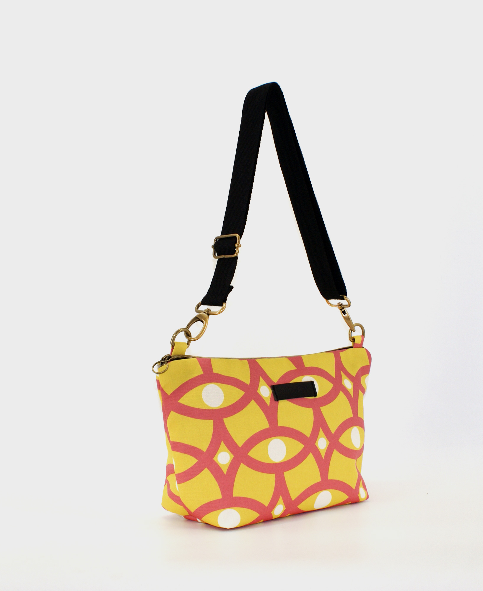 Bandolera de mujer mediana, realizada en tejido reciclado de botellas de plástico RPET, con estampado geométrico de fondo amarillo, de la marca Mrs. Roper