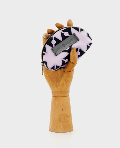 Monedero pequeño de mujer realizado en tejido reciclado RPET, con estampado geométrico de estrellas en lila y negro de la marca Mrs. Roper.