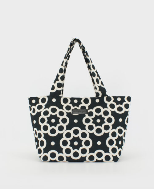 Bolso shopper mediano de mujer realizado en tejido reciclado RPET con estampado geométrico en blanco y negro, de la marca Mrs. Roper.